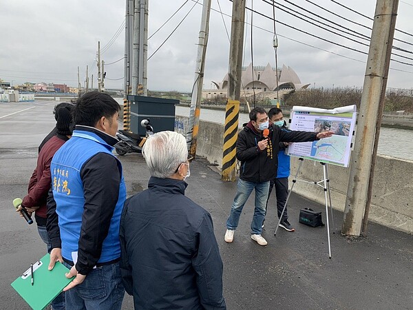 台中大安海翁橋新建工程，民代和居民與相關單位今天會勘。圖／台中市議員李榮鴻服務處提供