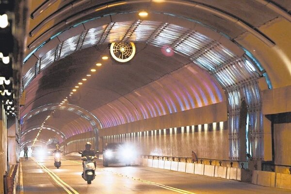 辛亥隧道自2020年元月上路至4月底，開出1萬5568張罰單、罰鍰超過1868萬元。聯合報系資料照