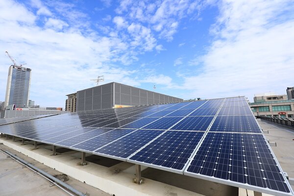 台中市府積極推動再生能源，圖為台中市政府屋頂的太陽能板。圖／台中市政府提供