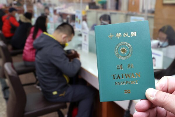 新版晶片護照「TAIWAN」字體放大不少，許多民眾等著申辦。記者蘇健忠／攝影 