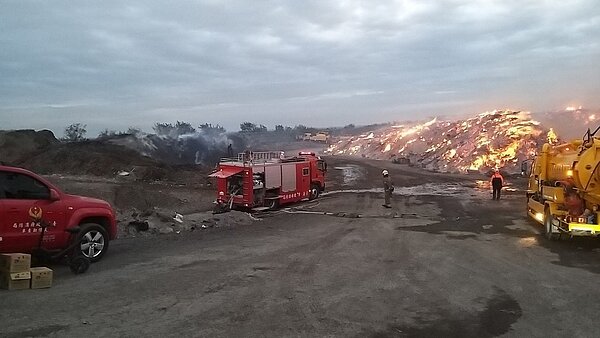 台南市安南區城西掩埋場大火，消防人車到場搶救。圖／台南市消防局提供