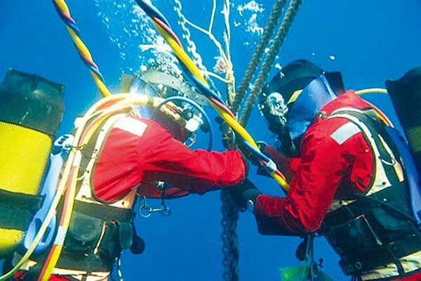 中華電信坦誠，因APG海纜障礙影響HiNet客戶連線美國、日本、中國大陸、香港與新加坡部分網站連線品質，正積極搶修中，預計1月20日會修復。圖為海底電纜維修情形。（摘自網路）