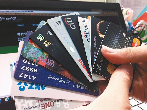 保險局發函,指部分銀行臨櫃銷售保單後,要保戶以自家特定信用卡刷保費,再回饋保戶較高比率的刷卡金,視同錯價、退佣,是不當促銷,即日起禁止。 圖/聯合報資料照片