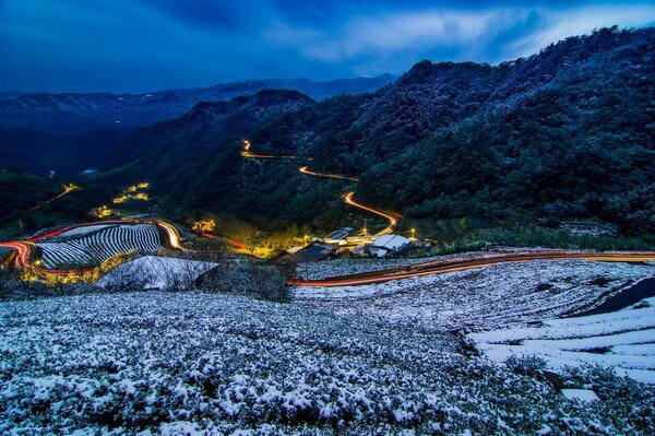 新北坪林2016年曾降雪，不少愛好攝影者在南山寺觀景台拍下白茫茫的雪景。圖／許展源提供