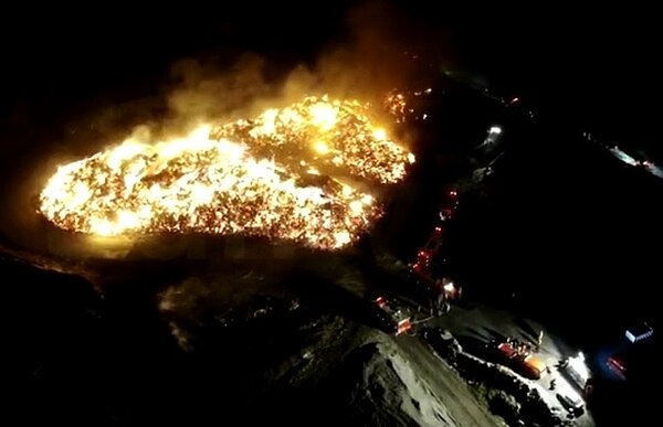 台南安南區的城西掩埋場發生嚴重火警。圖/好房網News記者黃暐迪翻攝