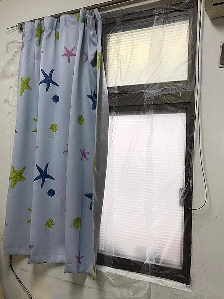 有民眾用保鮮膜封窗禦寒。圖/截自《爆怨公社》