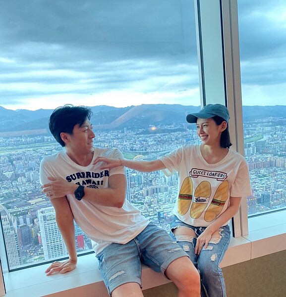 袁艾菲與老公「老魚」在結婚兩周年前夕,宣布買房喜訊。圖/取自袁艾菲臉書
