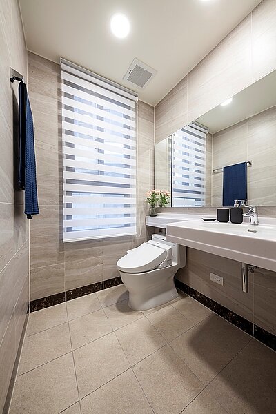 主臥室衛浴間標配免治馬桶，衛浴品牌則是TOTO／宜雄建設提供