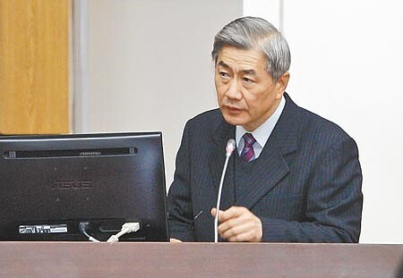 對於央行總裁楊金龍示警經濟跟金融脫鉤,有資產泡沫化疑慮,金管會主委黃天牧12日在立院答詢指出,這是國際各方面經濟學人士都在關心的事情,當然也要看不同國家,金管會做為監理機關,一定都是戒慎恐懼。(張鎧乙攝)