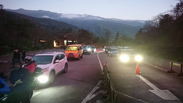 宜蘭太平山莊今天開園，仍有不少遊客在外排隊，把握最後賞雪機會。圖／羅東林管處提供
