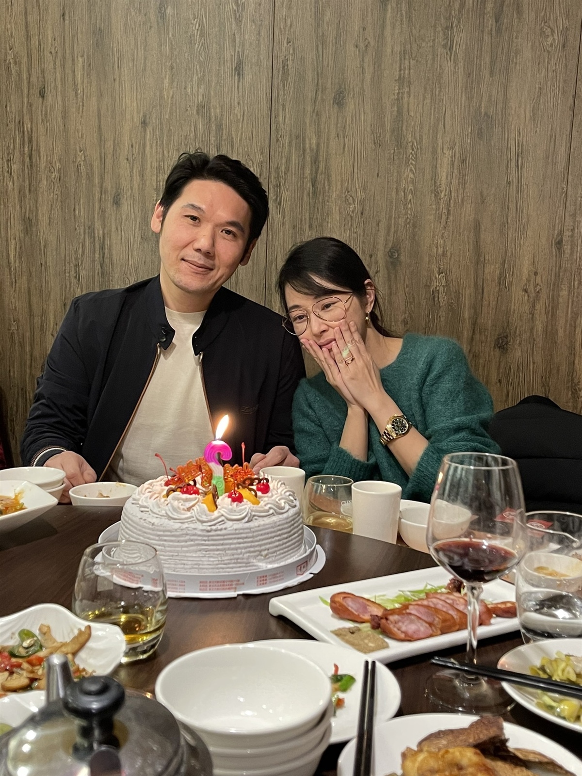 陳怡蓉(右)和整形名醫老公薛博仁慶祝結婚五周年。記者楊起鳳／攝影