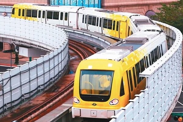 民眾抗議捷運萬大線LG11站「捨直取彎」破壞公園綠地及影響學童受教環境。聯合報系資料照