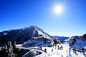 美呆了！合歡山回溫出大景　陽光露臉照白雪