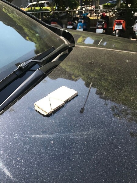 台中市議員邱素貞的用車,被隔壁大樓磁磚砸中。圖/邱素貞提供