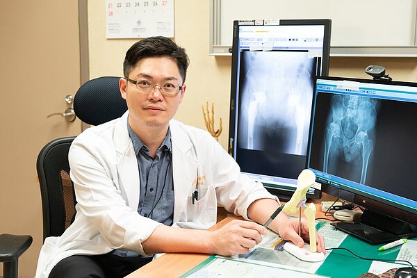 1名64歲建商兩腳兩邊髖關節股骨頭壞死，求助嘉義長庚關節重建科主任黃贊文，接受雙側「正前開微創髖關節置換手術」。圖／嘉義長庚提供
