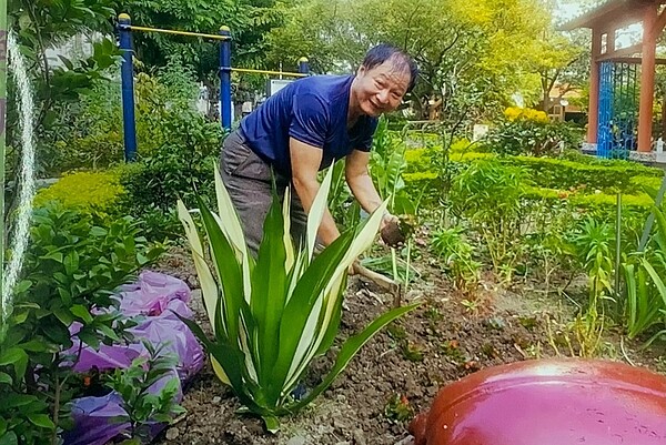 賴政庸會到集英里內的公園種植花草，美化社區。（圖/郭思妏翻攝）