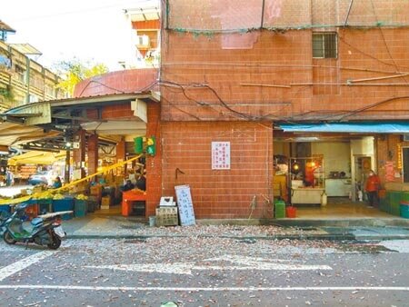 基隆市仁愛區成功國宅再度有磁磚大面積脫落。(陳彩玲攝)