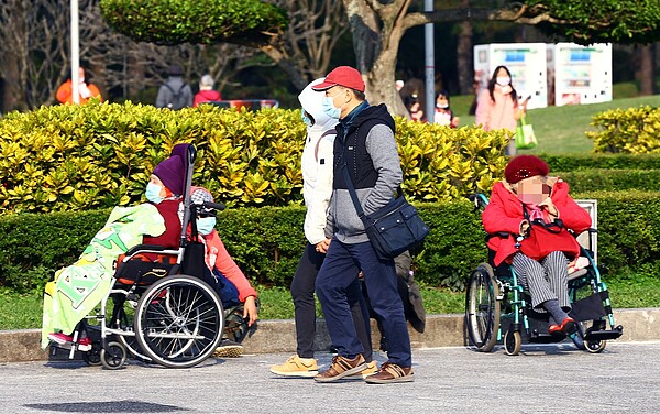 今、明兩天氣溫回升，白天高溫可達25度，夜間有超強輻射冷卻，低溫仍在10以下；日夜溫差近20度。   聯合報資料照片 記者杜建重／攝影