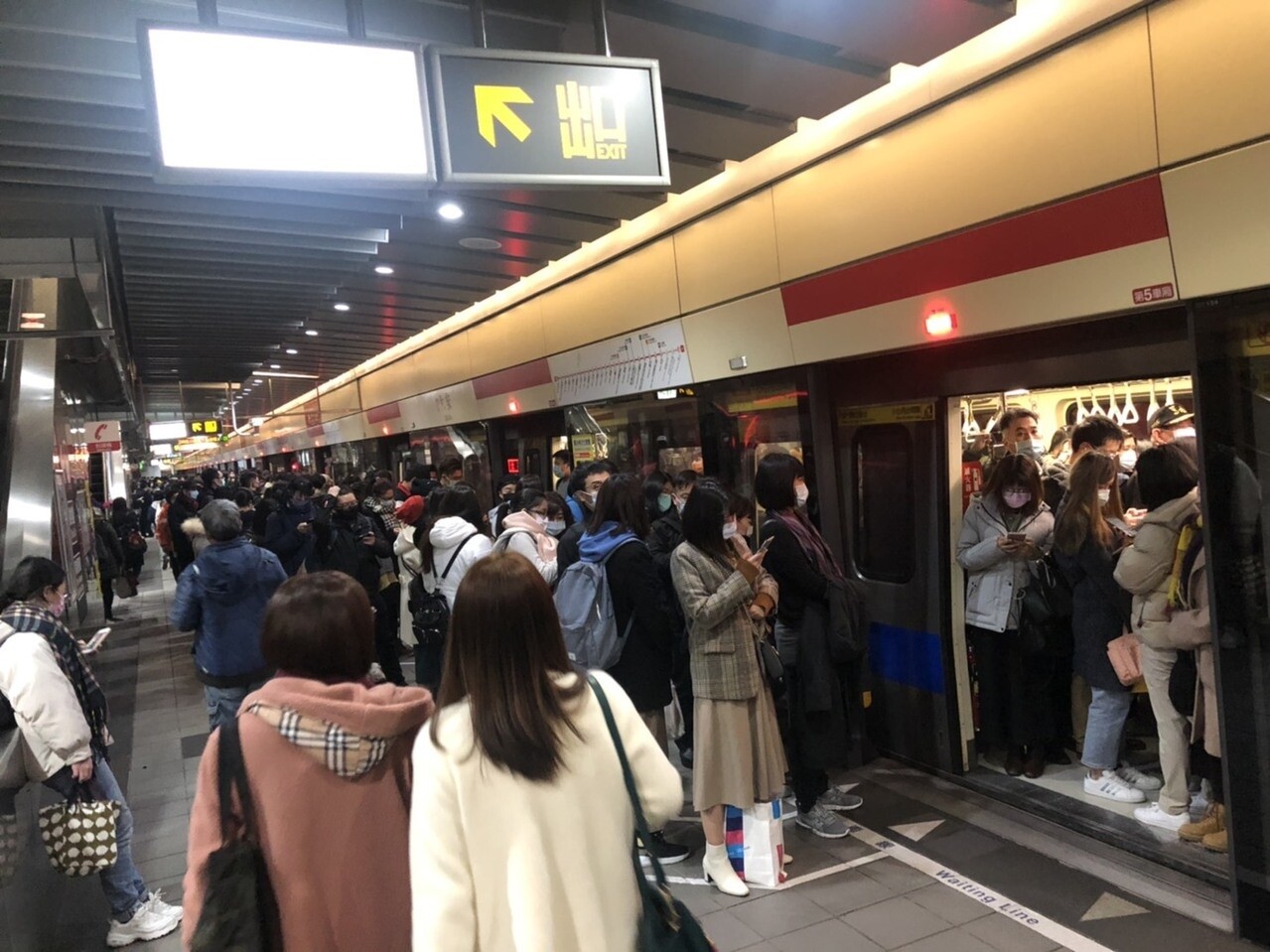 台北捷運紅線昨晚下班尖峰因供電異常,列車停駛10多分鐘,候車民眾擠滿月台。圖/記者邱瓊玉攝