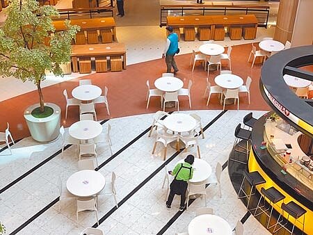 大江購物中心昨恢復營業,打掃人員進行消毒工作,內部員工批中央不該分開公布確診者疫調,搞得人心惶惶。(黃婉婷攝)