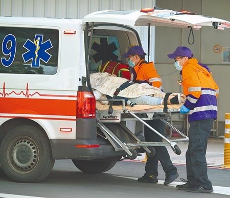北部某醫院出現首起醫師與護理師女友染疫確診,疫情指揮中心表示,已要求院方提出全院2500人篩檢計畫。圖為12日消息公布,有重症病患搭救護車轉院。(中時資料照片)