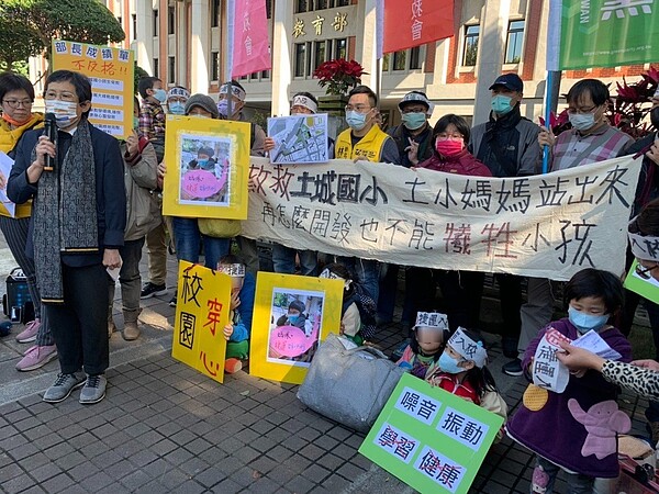 近20位民眾昨到教育部前抗議捷運萬大樹林線LG11段「捨直取彎」,現場還上演行動劇。圖/記者趙宥寧攝