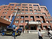 疑溫差過大　中、彰大樓磁磚剝落砸車