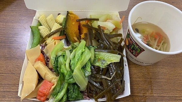 台北素便當一個才賣50元,店家大呼賣一個賠一個。圖取自PTT