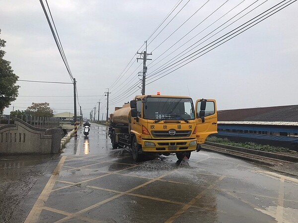 屏東縣府環保局協助清洗路面出動洗街車。圖／屏東縣府環保局提供