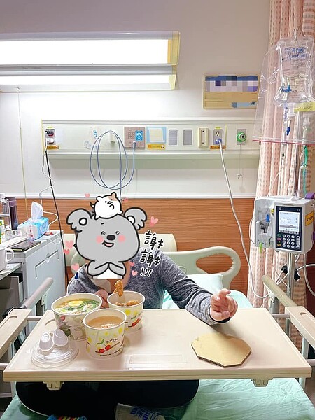 近日一位罹患白血病的9歲小弟弟住院做化療期間,家人在外送平台點了晚餐,外送員送達時見小弟弟推著自己的化療器材取餐,堅持不收費,自掏腰包請小弟弟吃。 圖擷自爆料公社(官方粉專專屬)