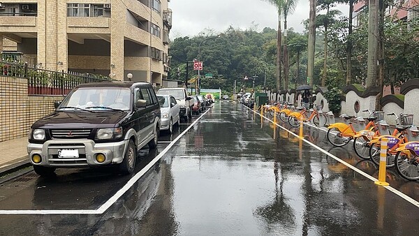 杜絕公有停車位成私人車庫,新北清整741個汽車停車格公平分享。圖/新北市府提供