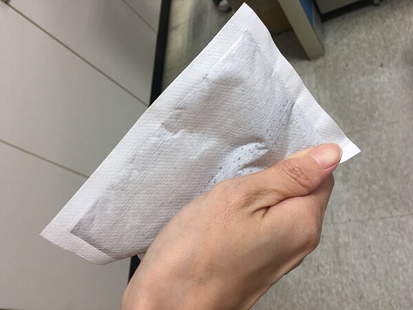 南投縣80歲張姓老翁將暖暖包當成料理調味包,拿來拌麵還吃下肚。圖/南投醫院提供
