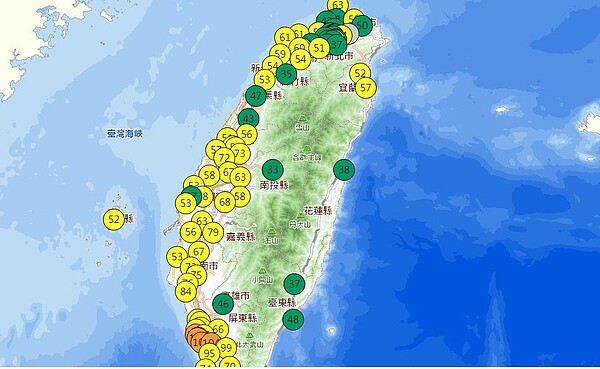 環保署表示，環境風場逐漸轉為偏東風，白天起寒流減弱，環境風場逐漸轉為偏東風，竹苗以南位於背風側，擴散條件轉差，因此空品不佳。圖／截自空氣品質監測網
