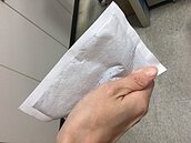 暖暖包誤當料理包　八旬翁拌麵吃下肚住院躺2天