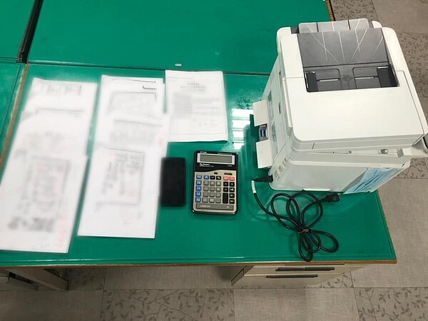 台北市警士林分局日前查獲地下簽賭站,查扣相關證物。圖/台北市警士林分局提供