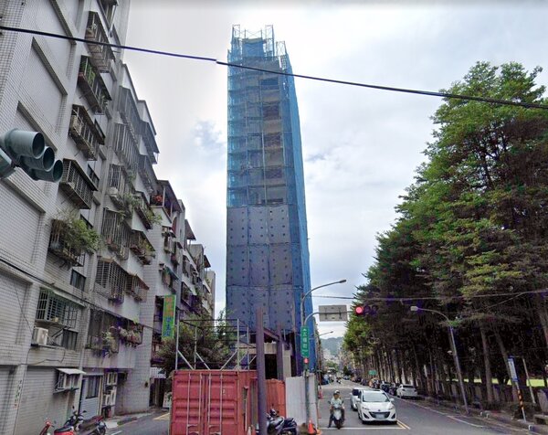 新北市板橋區一棟「1字型」的紙片屋引起網友熱議。圖／Google Map