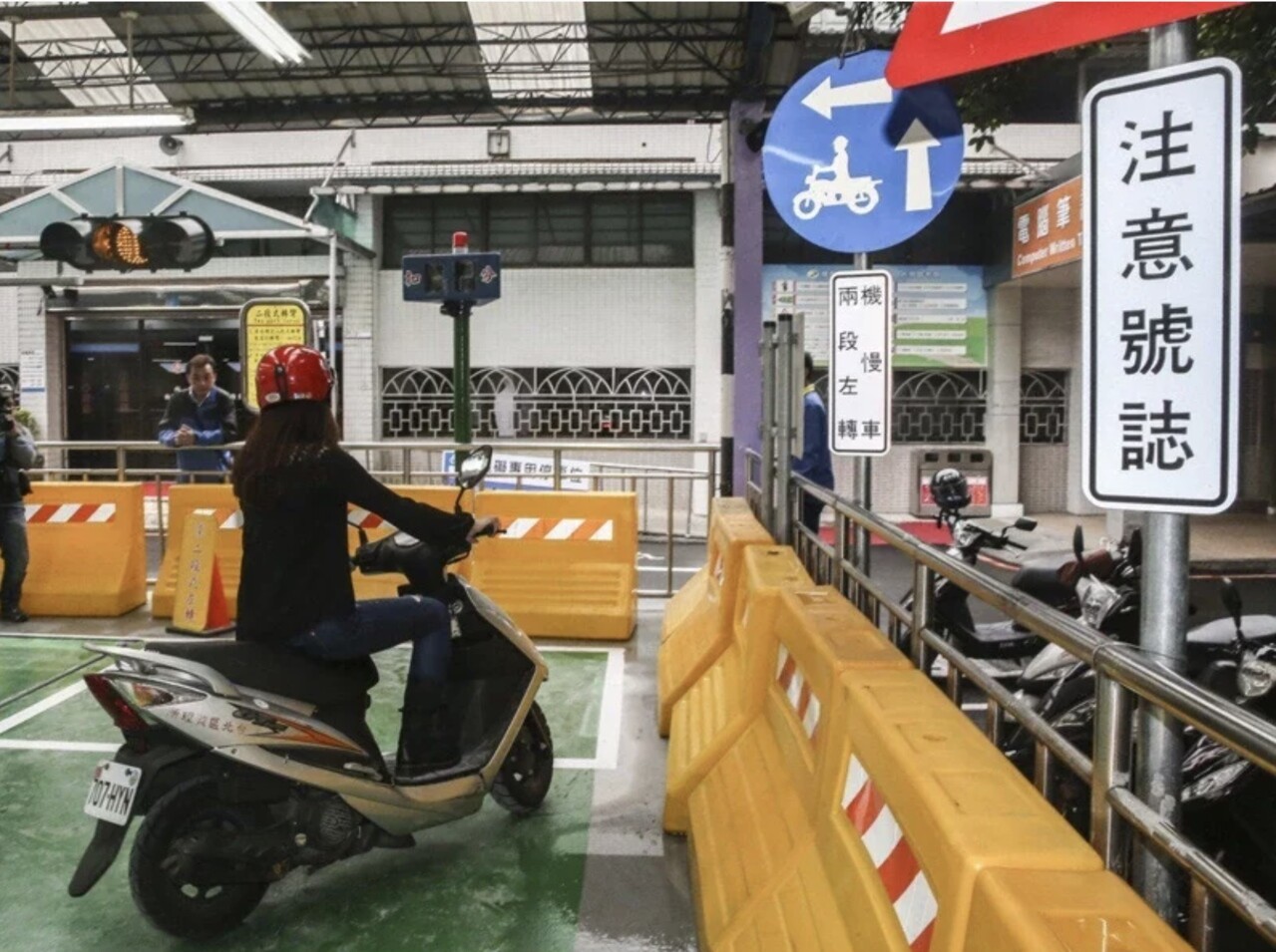 除了中央提供1千個名額補助機車駕訓班學費外,北市府也加碼提供1千個名額,共2千個名額,可透過駕訓班訓練考照後,申請1300元補助,以降低事故風險。圖/聯合報系資料照(示意圖)