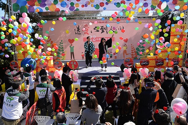 為配合全民防疫政策,今年忍痛取消團圓餐會,但參加活動贊助的人們,心還是一樣熱情。