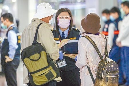 關島人道與醫療包機11日返國，不料卻在14日傳出其中一名家住新北淡水、73歲居家檢疫老翁猝死家中陽台。圖為日前關島包機旅客入境後通關查驗。