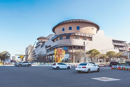 遠東集團興建客家圓樓造型的「竹北新世紀購物中心」，營運將創造1700個就業機會。（羅浚濱攝）