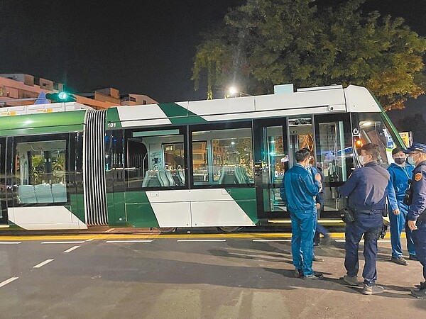 剛通車不到2天的高雄輕軌大南環13日晚間近9時遭機車擦撞。圖／翻攝照片