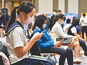 青少網路成癮　滑手機2倍運動時間