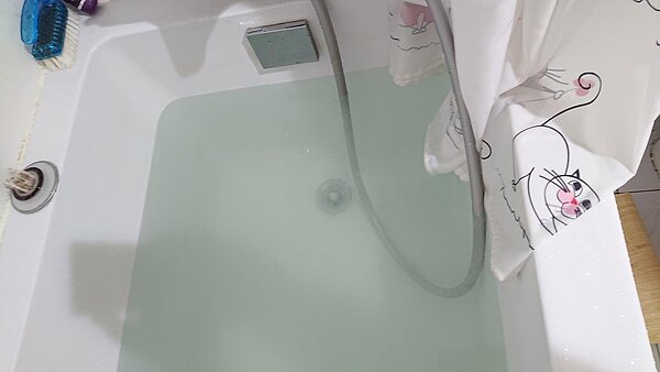 新北市板橋、中和、永和、蘆洲、新店等地,以及北市部分地區,近日不斷有居民抱怨,自來水質出現異常,不但呈現黃綠色,甚至散發出奇怪味道。圖/張志豪服務處提供