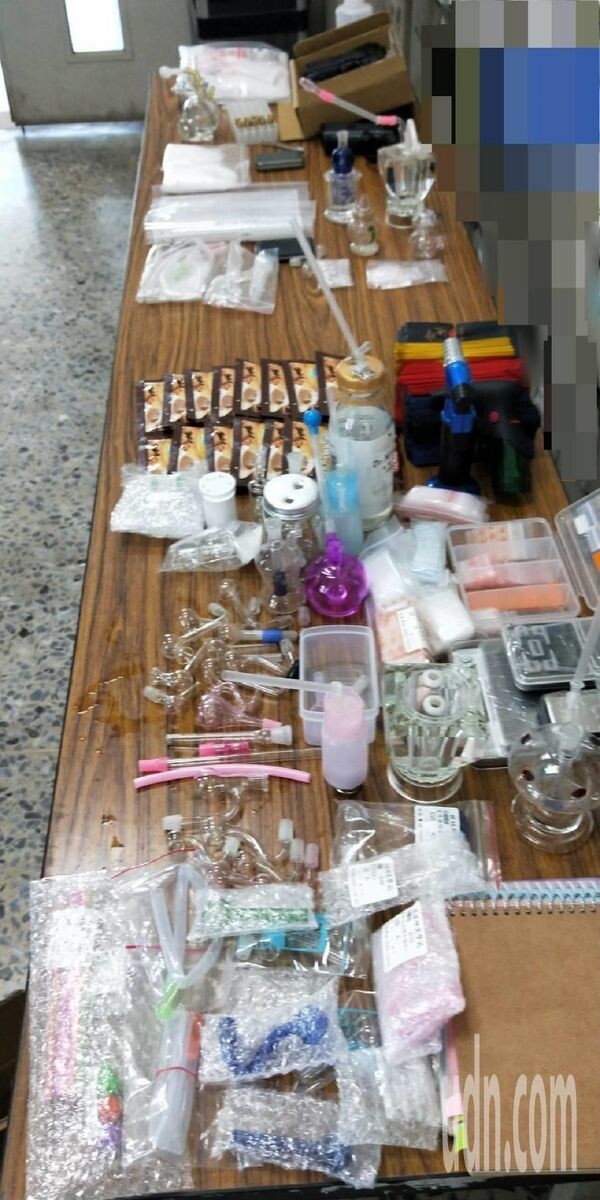 台南市東區大同路一處商處大樓套房內,被警方查獲140多公克安非他命及槍彈,警詢後全案依毒品及槍砲罪嫌法辦。記者黃宣翰/翻攝