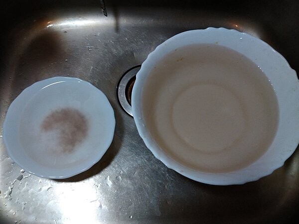 屏東市林媽媽打開水龍頭發現,自來水變色,還有沉積物。圖/讀者提供