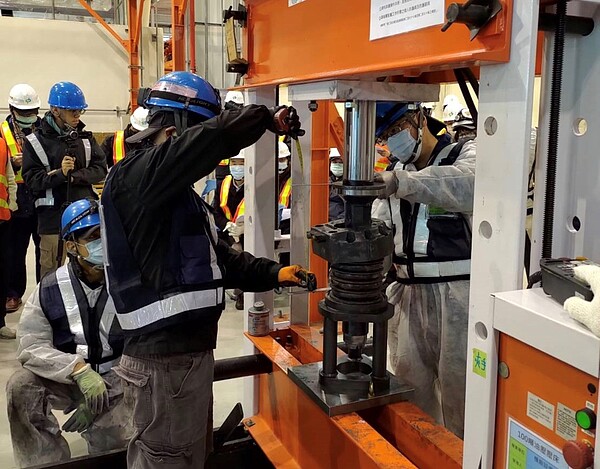 中捷公司進行軸心升級。圖/台中捷運公司提供