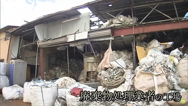 京都一家回收業者長期疏於整理，垃圾堆得鐵皮屋內外滿地都是，嚴重造成在地居民的困擾。圖／擷取自youtube

