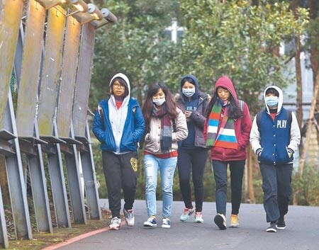 天氣冷吱吱！學生禦寒衣物，將不必硬塞在制服內，可根據氣溫，主觀添加衣物，帽Ｔ、厚衣也行。（本報資料照片）