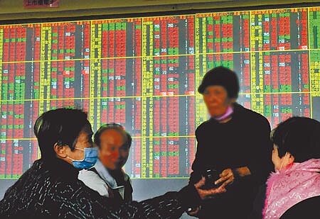 台股開高走低,台積電利多不靈,大盤指數雖一度登上萬六但終場下挫90.82點,再度爆出巨量。(顏謙隆攝)