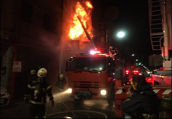 高雄鳳山區凌晨一起火警,釀3死1傷。圖/記者邱奕能翻攝